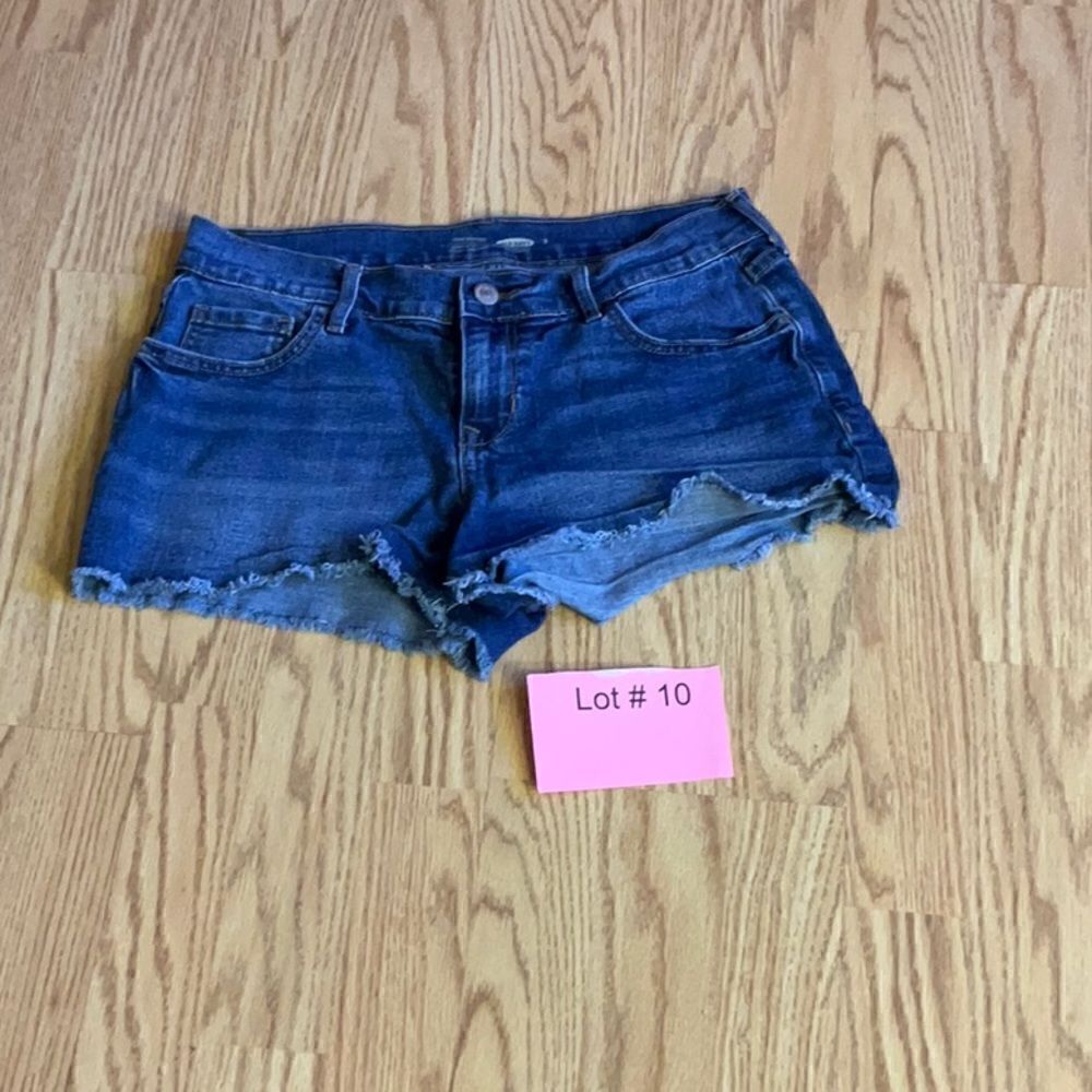 OLD NAVY denim daisy dukes in size 2 stretch material